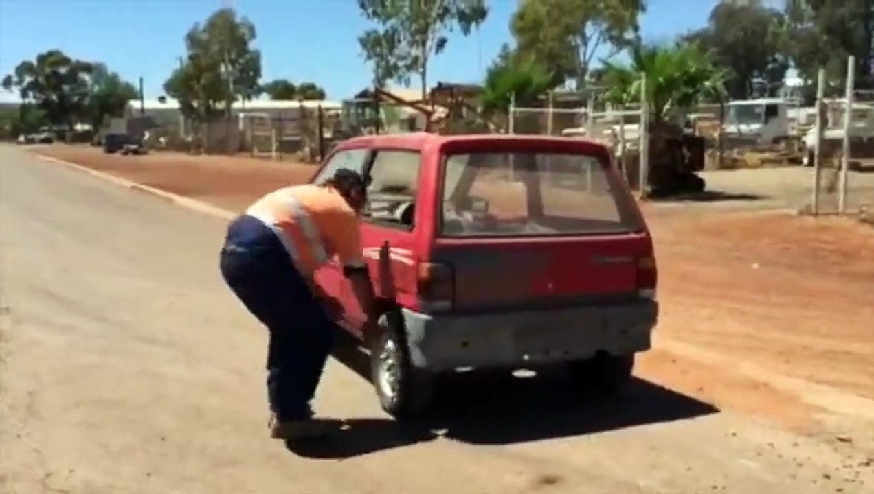 Cet homme n'a pas besoin de crick pour changer sa roue... Costaud le gars