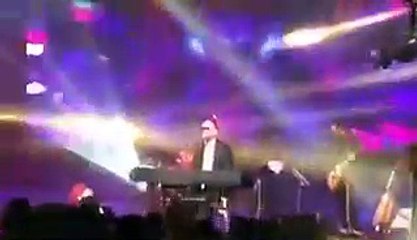 Ce chanteur israélien se bande les yeux pour ne pas voir les femmes dans la salle de concert...