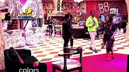 Vikas Gupta's Mother HUGS Shilpa Shinde!...