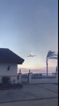 Un avion passe en rase motte pour y décharger quelque chose