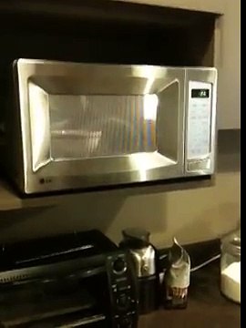 Voilà ce qui arrive quand on met un oeuf dur à chauffer au micro-ondes