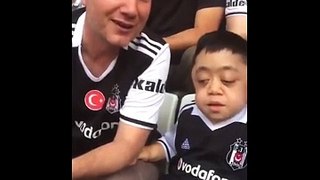 Görme Engelli Arkadaşına Maç Anlatan Beşiktaş Taraftarı