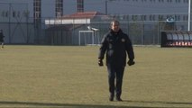 Eskişehirspor, Gaziantepspor'u Kayıpsız Geçmek İstiyor- Eskişehirspor Teknik Direktörü Yücel...