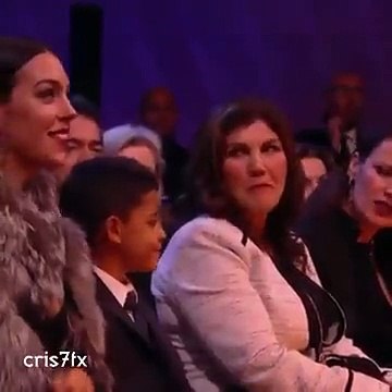 Afinal não foi só Cristiano Ronaldo que recebeu a Bola de Ouro, Georgina também teve direito a um presente, um babygrow com 5 Bolas de Ouro estampadas