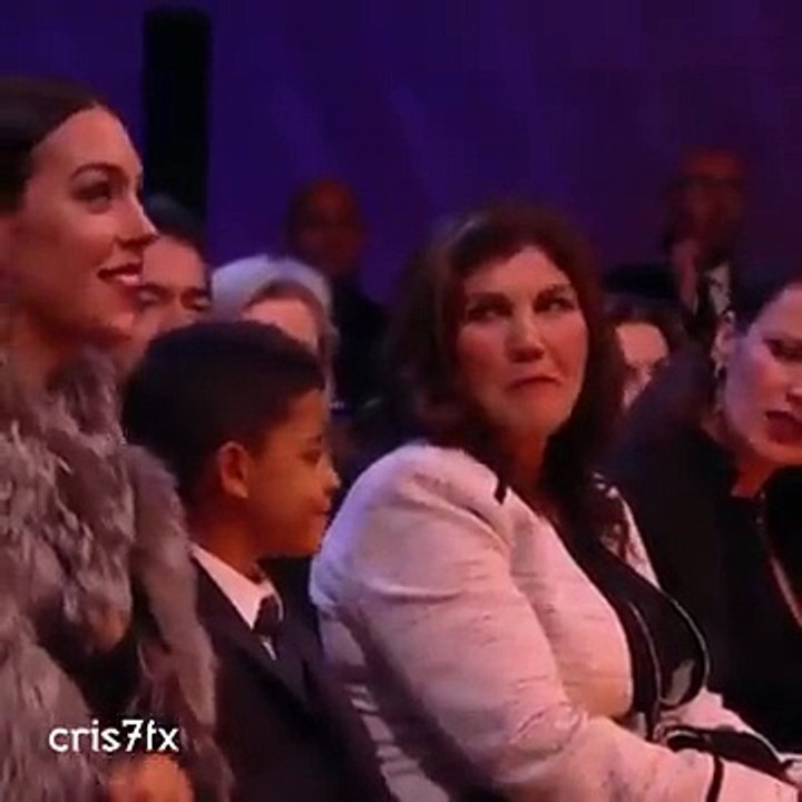 Afinal não foi só Cristiano Ronaldo que recebeu a Bola de Ouro, Georgina também teve direito a um presente, um babygrow com 5 Bolas de Ouro estampadas