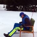 Adrénaline - Ski : Il dévale un snowpark sur un fauteuil !