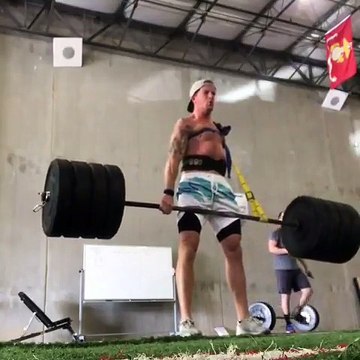 Ce vétéran amputé soulève une haltère sans son bras gauche !