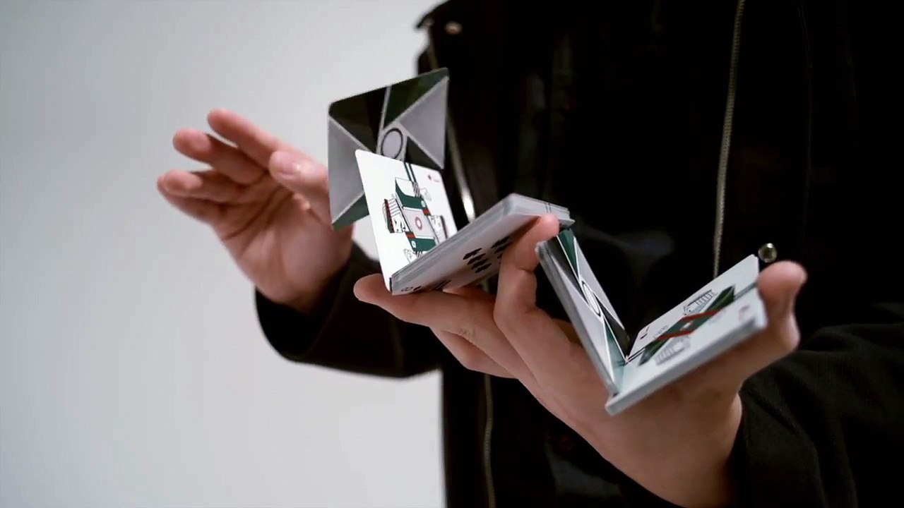 Virtuoses avec leurs mains ils mélangent des cartes de jeux !