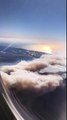 Vol en avion au-dessus de l'incendie de Los Angeles : un énorme nuage de cendres dans le ciel !