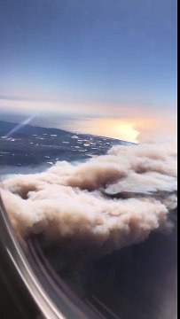 Vol en avion au-dessus de l'incendie de Los Angeles : un énorme nuage de cendres dans le ciel !