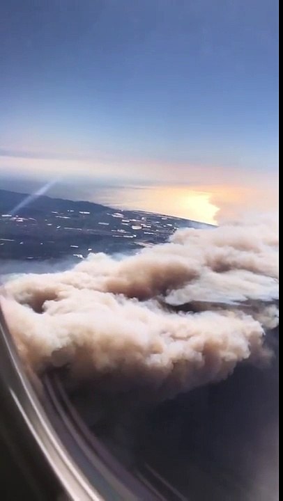 Vol en avion au-dessus de l'incendie de Los Angeles : un énorme nuage de cendres dans le ciel !