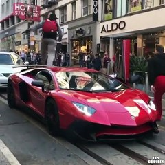 Un-abruti-qui-court-sur-une-Lamborghini-Aventador-SV