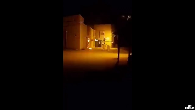Un-abruti-jette-de-leau-sur-un-disjoncteur-lectrique