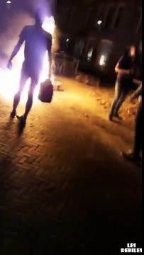 Un-abruti-jette-un-bidon-dessence-enflamm-sur-une-voiture