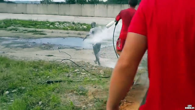 Un-abruti-plonge-dans-un-bassin-dhuiles-usages