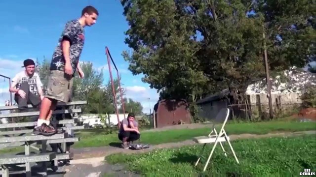 Un-abruti-se-laisse-tomber-sur-une-chaise