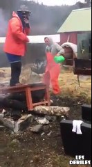 Un-abruti-veut-mettre-le-feu--son-pote