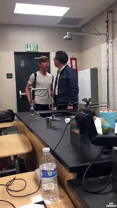 Un-tudiant-snerve-contre-son-professeur