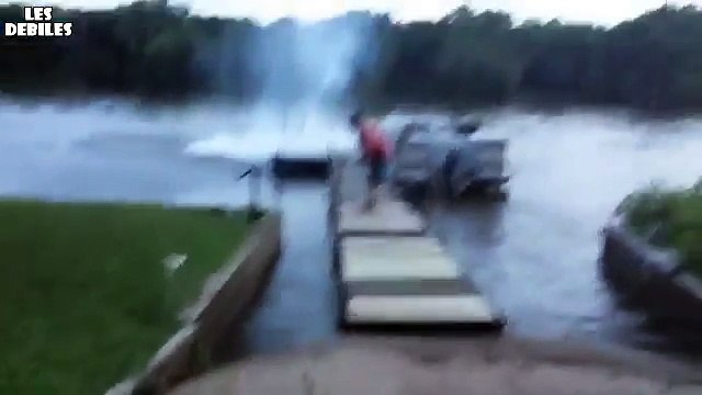 Des-abrutis-font-exploser-un-ponton