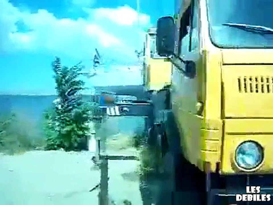 Des-abrutis-mettent-un-bateau--leau