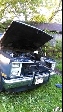 Des-abrutis-retirent-le-moteur-dune-voiture