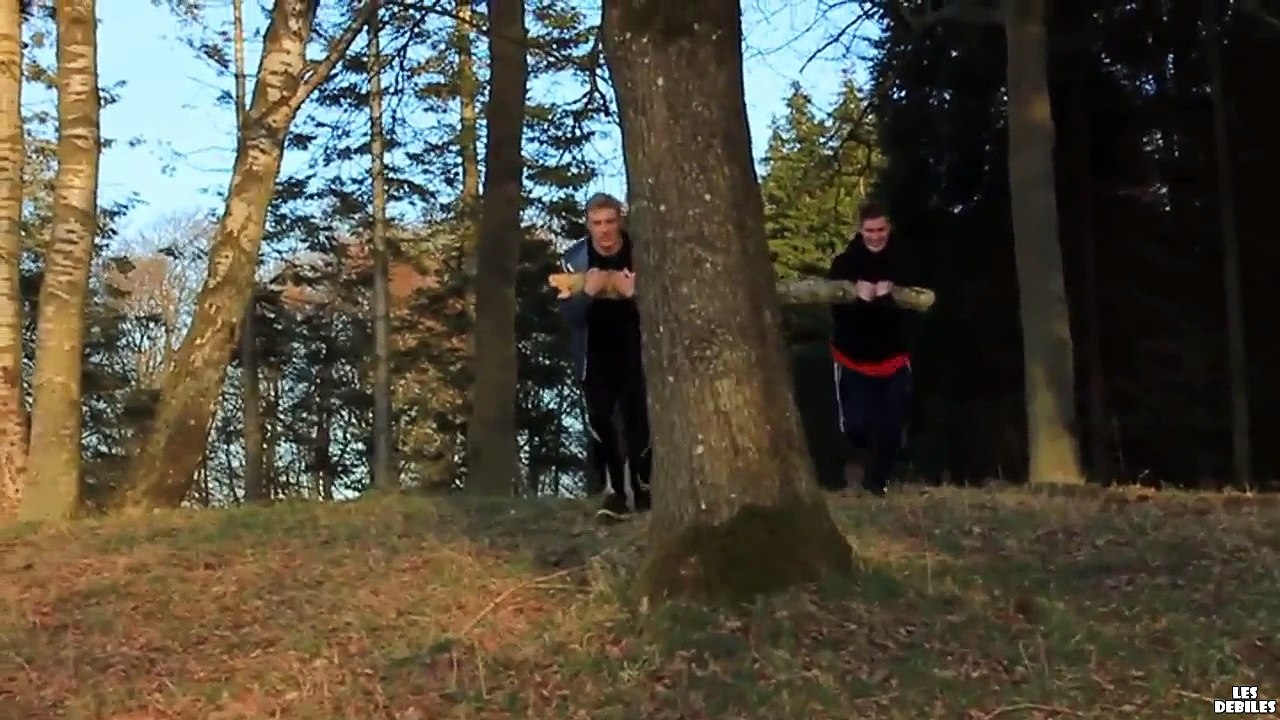 Deux-abrutis-essaient-de-briser-une-branche