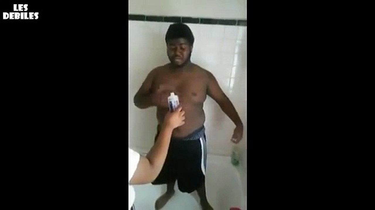 Encore-un-abruti-qui-se-met-le-feu-sous-la-douche