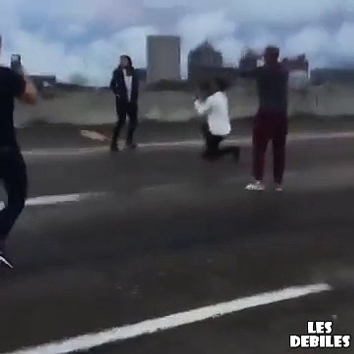 Il-bloque-une-autoroute-pour-faire-sa-demande-en-mariage