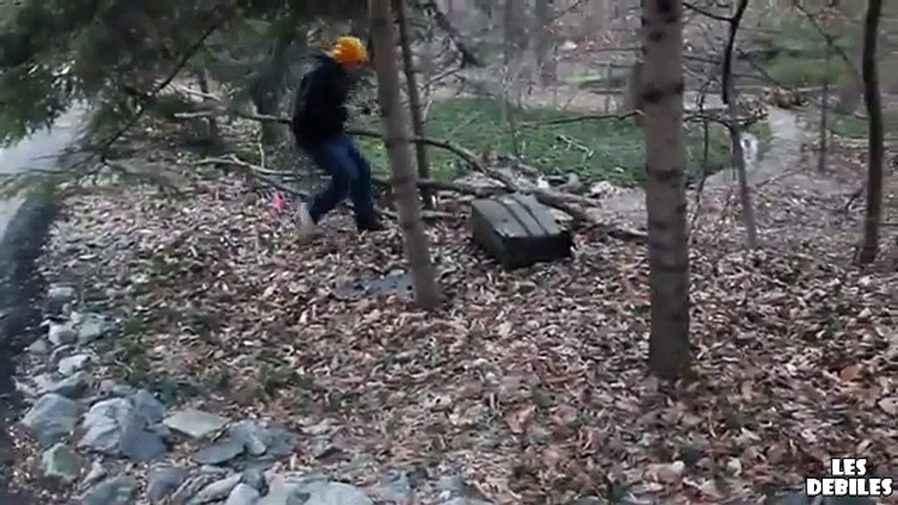 Un abruti dans une valise sur un skateboard