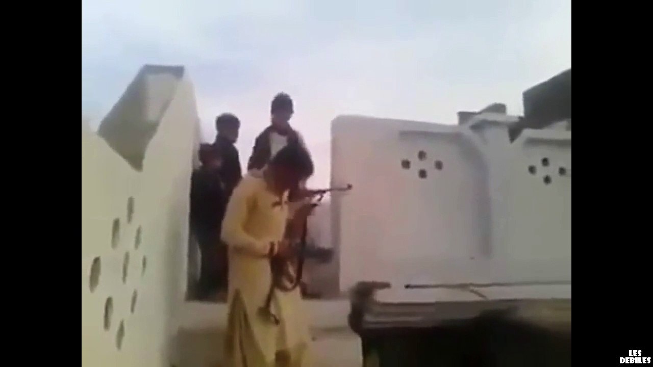 Un-abruti-avec-un-AK47-dans-les-mains