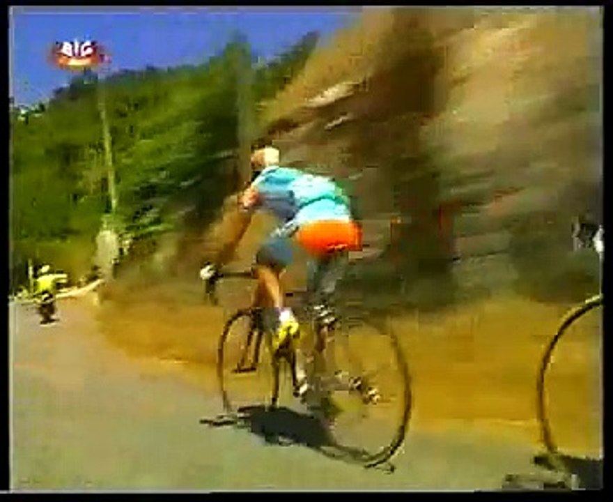 Ciclista sofre queda depois de levar toque de carro de apoio na Volta a Portugal (2002)
