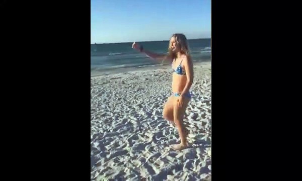 Une fille essaye de donner une chips à une mouette ! Fail