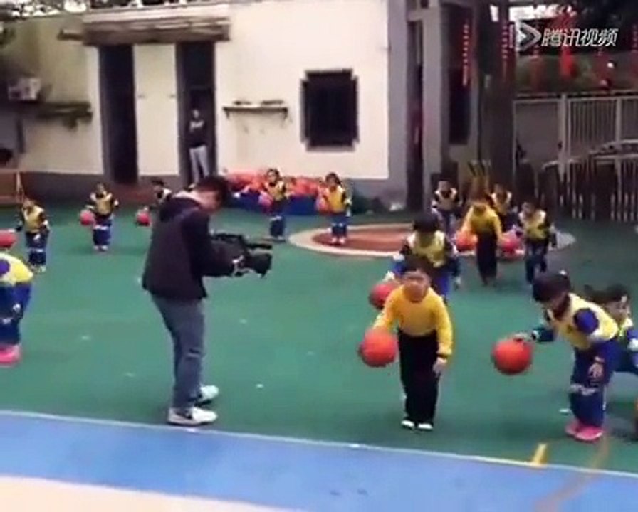 Ces gamins chinois apprennent le Basket en musique... Futurs champions