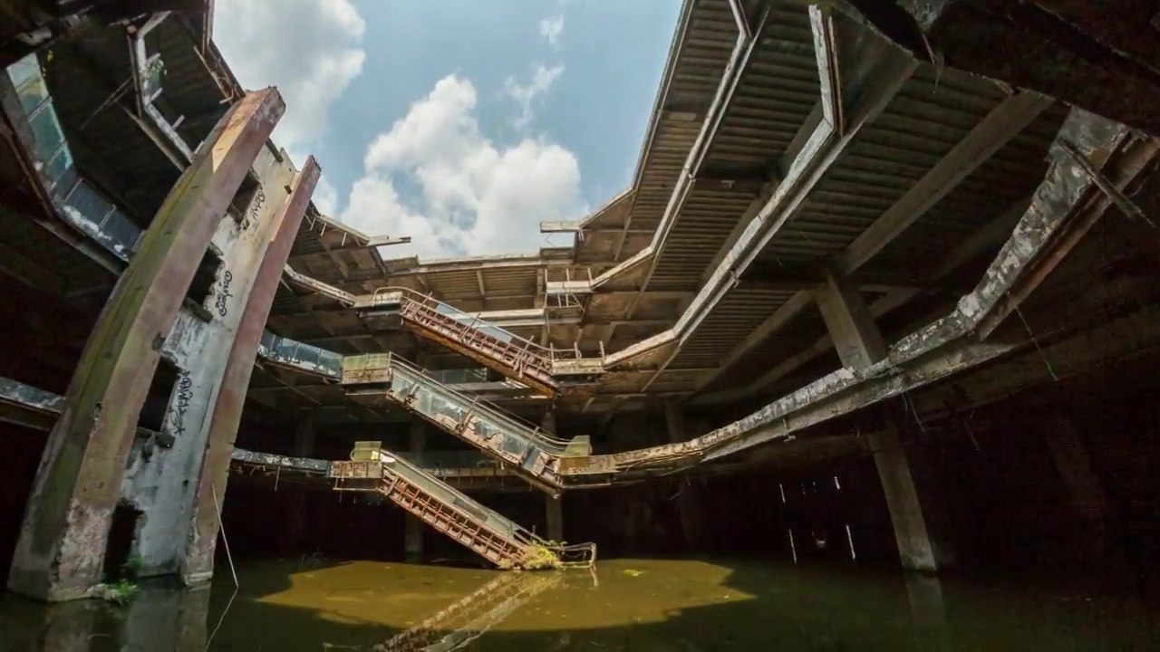 Un centre commercial abandonné rempli de milliers de poissons