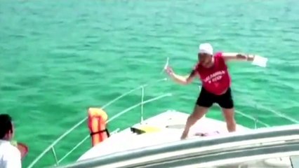 Download Video: Ce débile ivre essai de plonger à la mer et se rate complètement