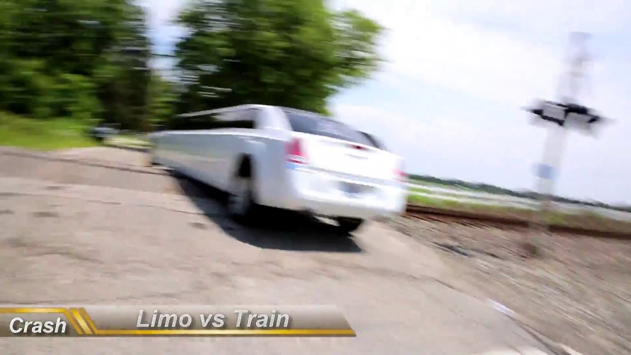 Une limousine coincée sur les rails à un passage à niveau... Le train va la pulvériser