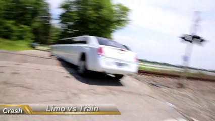 Une limousine coincée sur les rails à un passage à niveau... Le train va la pulvériser