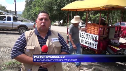 Pastor evangélico se gana la vida vendiendo pan de coco