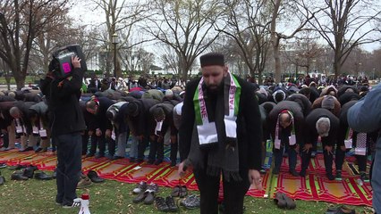 Cientos de musulmanes oran delante de la Casa Blanca