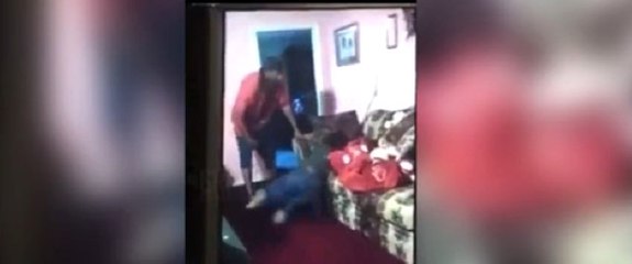 Telefonuna Snapchat Yükleyen Kızına İşkence Yaptı, O Anları Facebook'tan Paylaştı