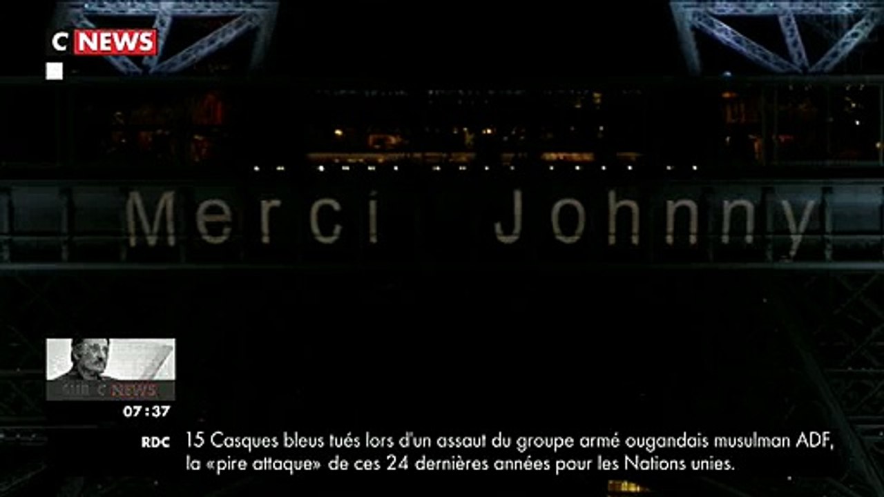 La Tour Eiffel rend un dernier hommage à Johnny Hallyday avec ces mots: "merci Johnny"