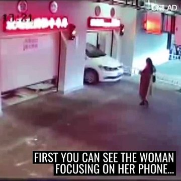 Yürürken Neden Cep Telefonuyla İlgilenmemeniz Gerektiğini Kanıtlayan Korkunç Bir Örnek!