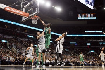 NBA - Top 10 : Jaylen Brown détruit Pau Gasol !