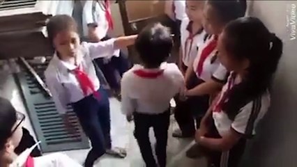 Xôn xao clip nữ sinh THCS bị đánh dã man