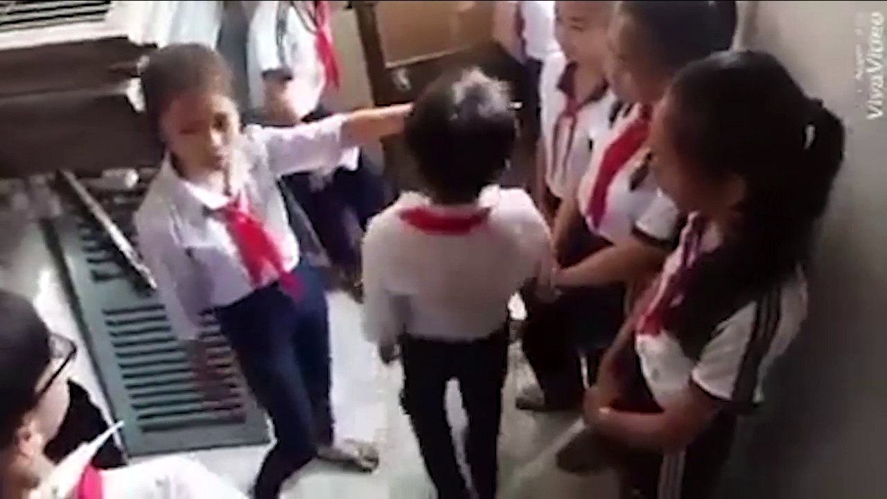 Xôn xao clip nữ sinh THCS bị đánh dã man