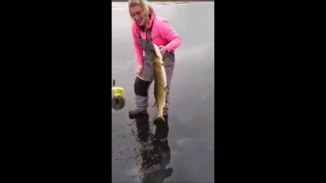 Pour sa première peche sur un lac gelé elle attrape un brochet énorme