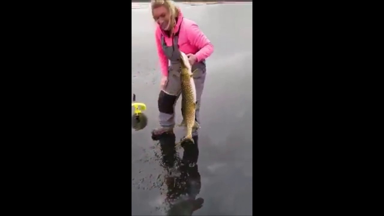 Pour sa première peche sur un lac gelé elle attrape un brochet énorme