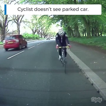 Ce cycliste inattentif se mange une voiture à l'arret en pleine face... Douloureux