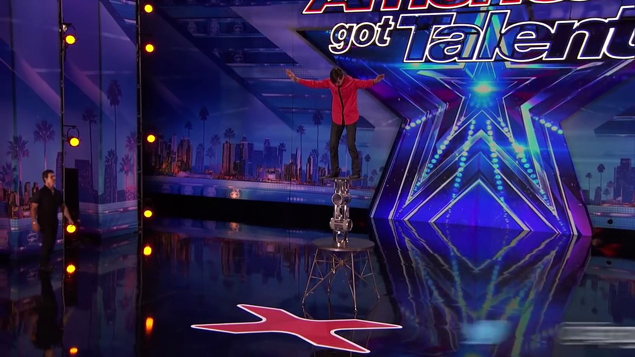 Axel Perez Laughs at Simon Cowell's Comments - America's Got Talent 2016 (Extra)-x2vjzpaldZc