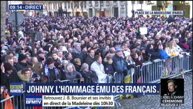 Massés devant la Madeleine, les fans de Johnny Hallyday chantent Requiem pour un fou